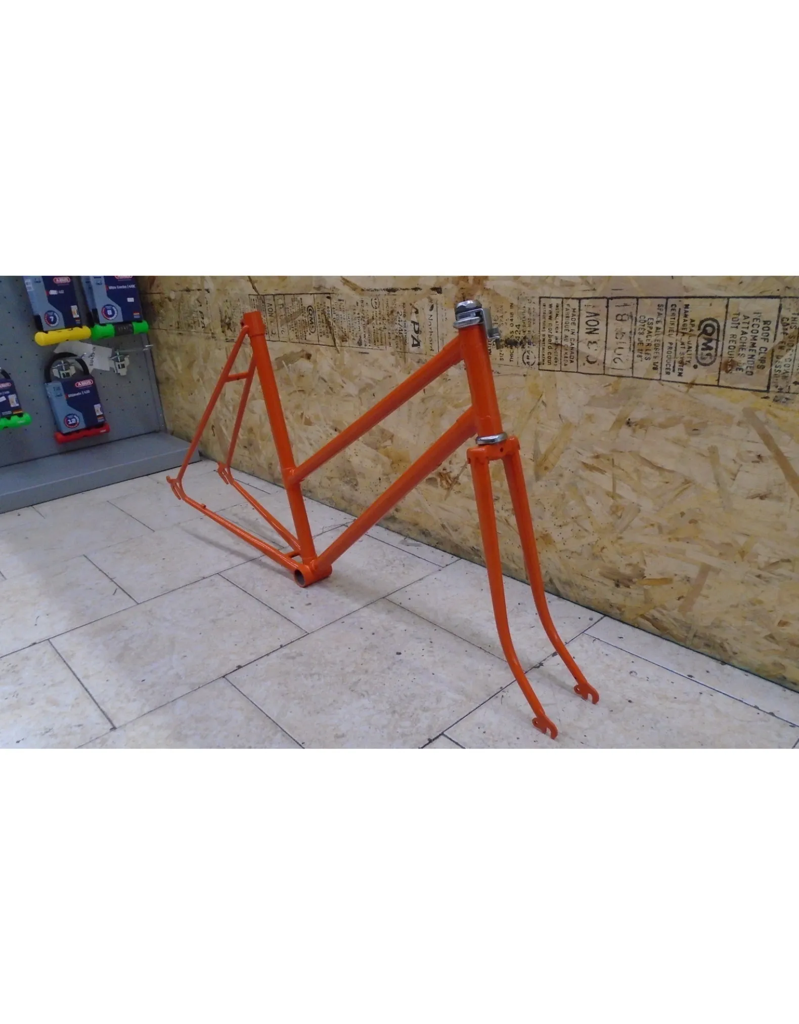 Cadre usagé en acier repeint orange 20"